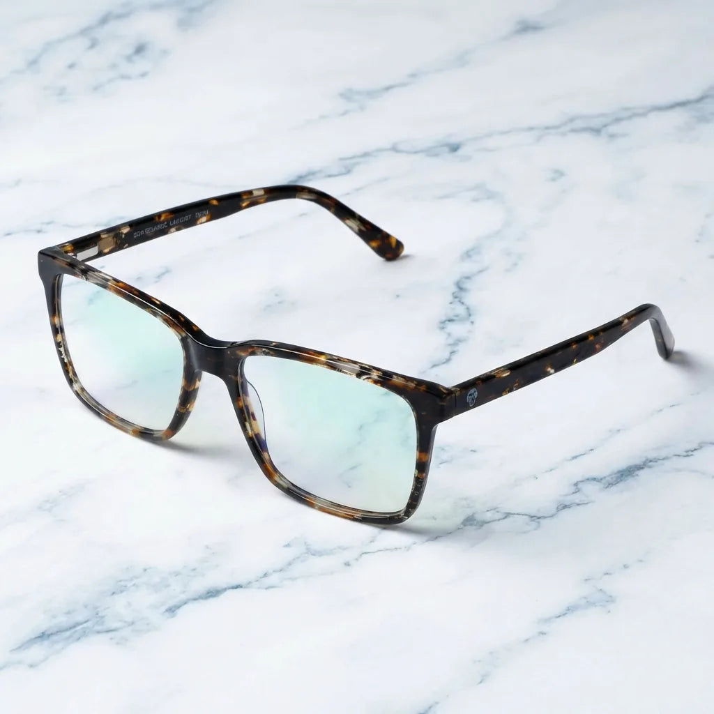 Lentes ópticos Don Eduardo Marble sobre mármol blanco elegante armazón premium Bonoboss #editorial_armazon #color_marble