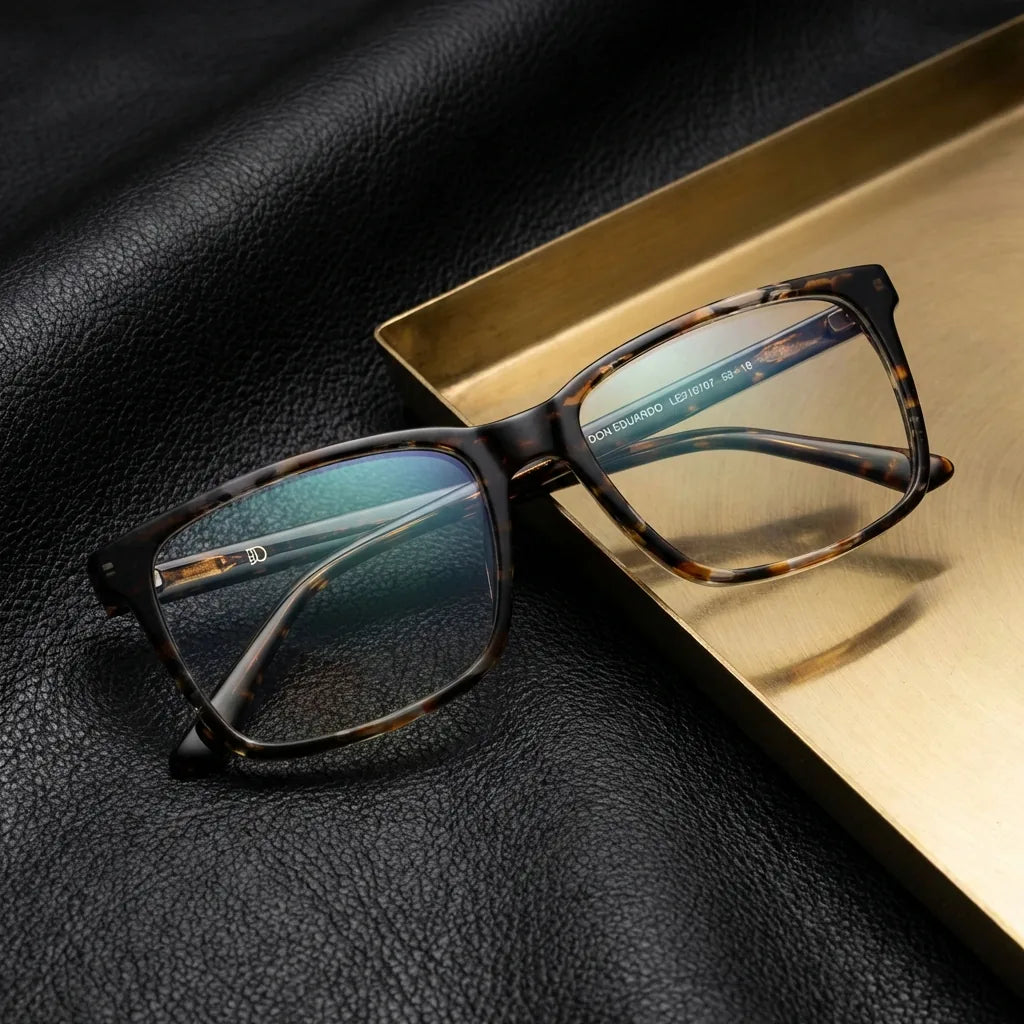 Lentes ópticos Don Eduardo Marble sobre cuero negro con detalle brass dorado calidad premium receta Bonoboss #editorial_banner_confianza #color_marble