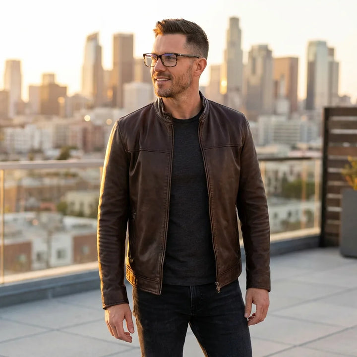 Lentes ópticos Don Eduardo Marble hombre profesional en rooftop urbano atardecer Bonoboss #editorial_lifestyle1 #color_marble