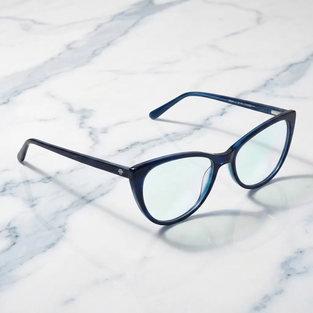 Lentes ópticos Emily Azul sobre mármol blanco elegante armazón premium Bonoboss #editorial_armazon #color_azul