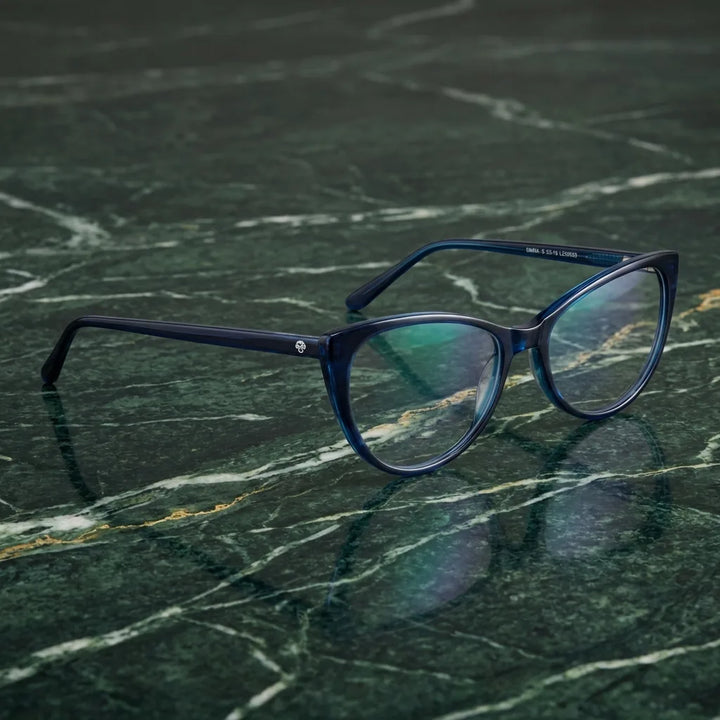 Lentes ópticos Emily Azul sobre mármol verde natural diseño sustentable Bonoboss #editorial_sustentabilidad #color_azul