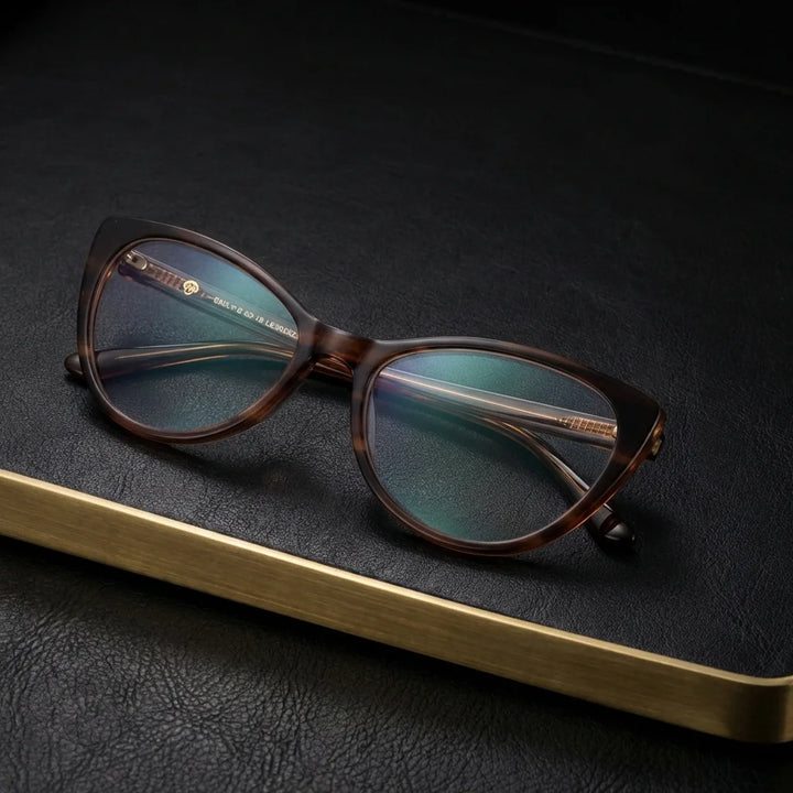 Lentes ópticos Emily Brown sobre cuero negro con detalle brass dorado calidad premium receta Bonoboss #editorial_banner_confianza #color_brown