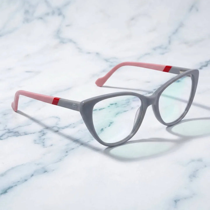 Lentes ópticos Emma Gris sobre mármol blanco elegante armazón premium Bonoboss #editorial_armazon #color_gris