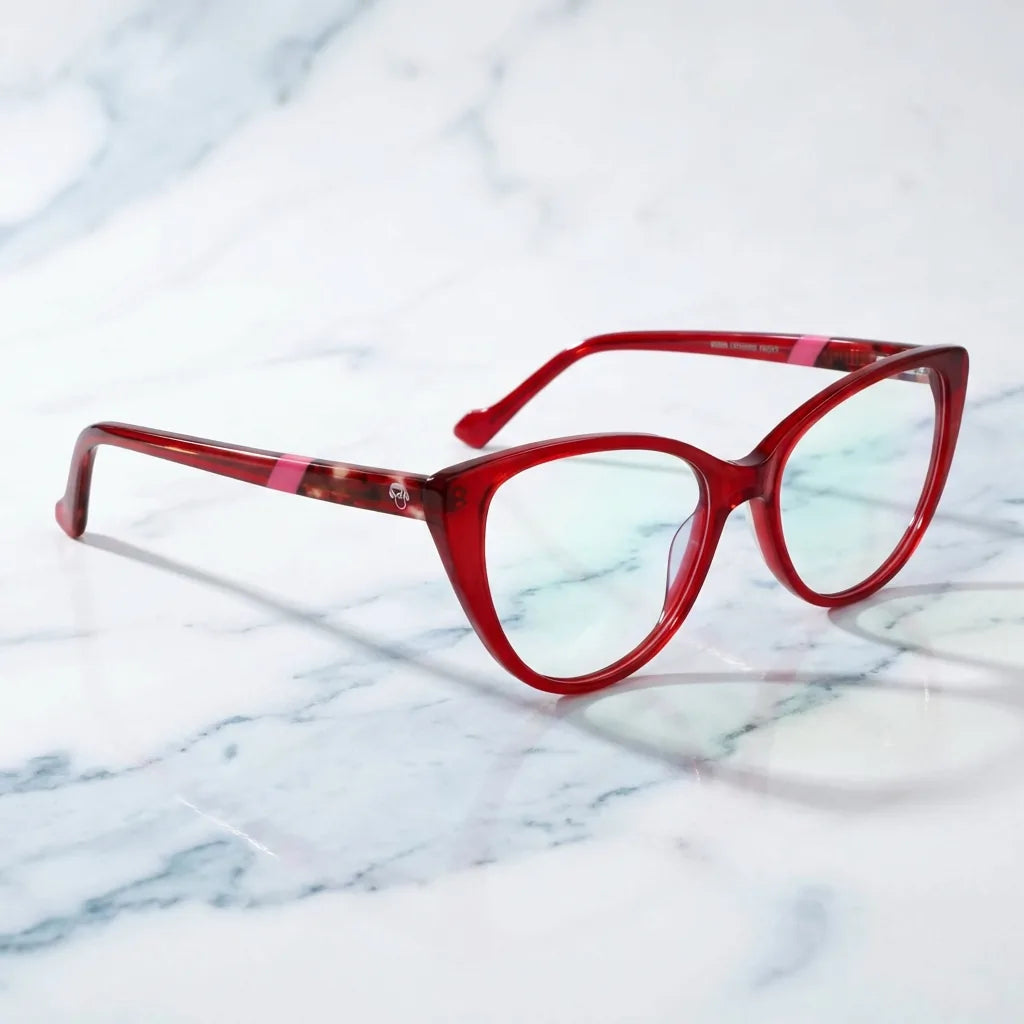 Lentes ópticos Emma Rojo sobre mármol blanco elegante armazón premium Bonoboss #editorial_armazon #color_rojo