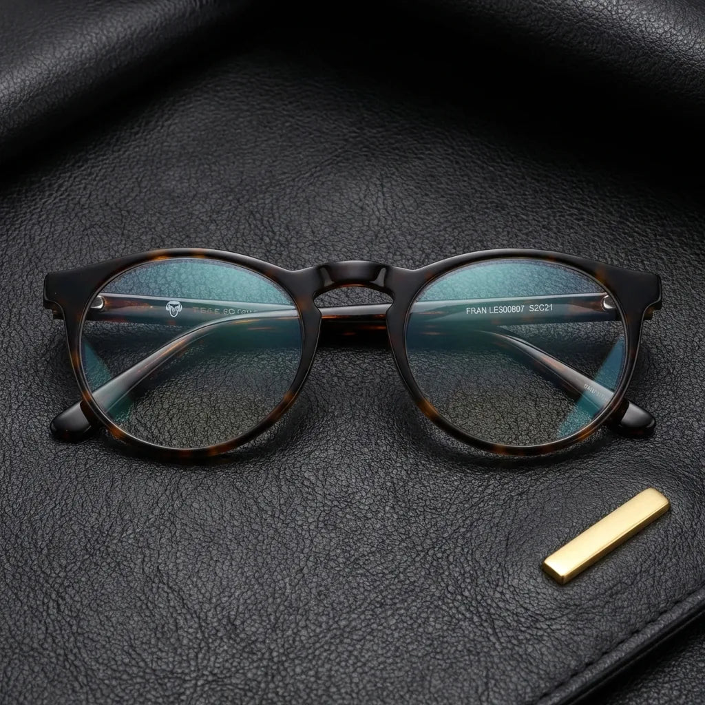 Lentes ópticos Fran 1 Carey sobre cuero negro con detalle brass dorado calidad premium receta Bonoboss #editorial_banner_confianza #color_carey