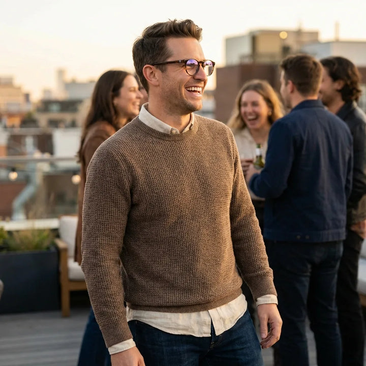 Lentes ópticos Fran 1 Carey modelo en contexto social urbano profesional Bonoboss #editorial_lifestyle2 #color_carey