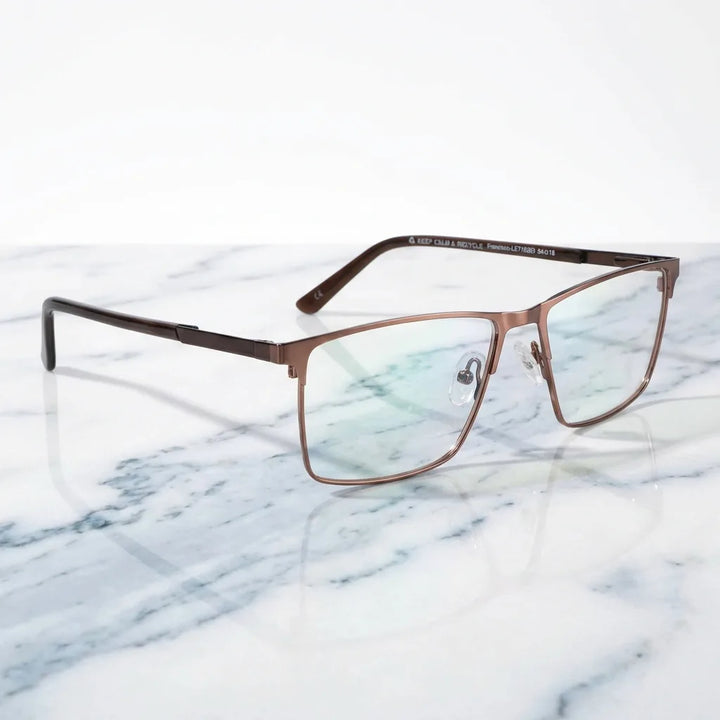 Lentes ópticos Francisco Brown sobre mármol blanco elegante armazón premium Bonoboss #editorial_armazon #color_brown