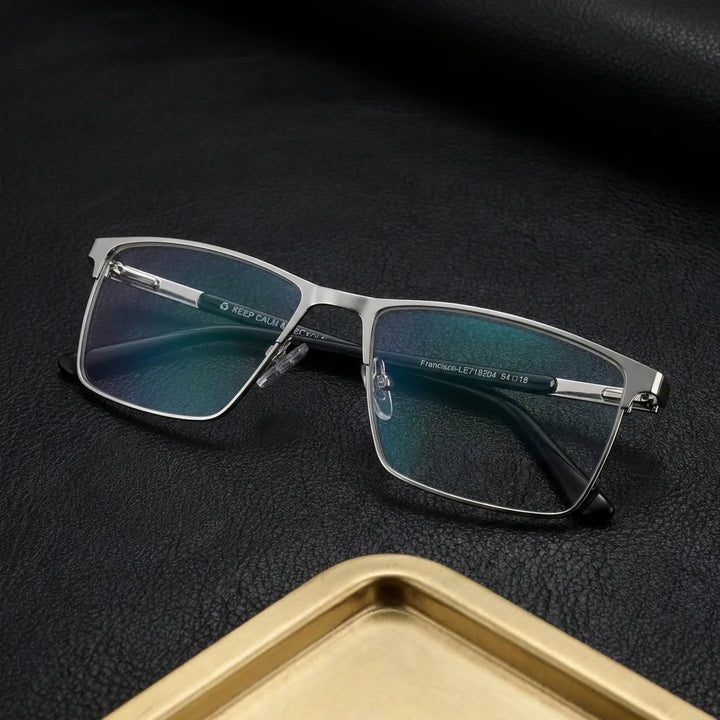 Lentes ópticos Francisco Plateado sobre cuero negro con detalle brass dorado calidad premium receta Bonoboss #editorial_banner_confianza #color_plateado