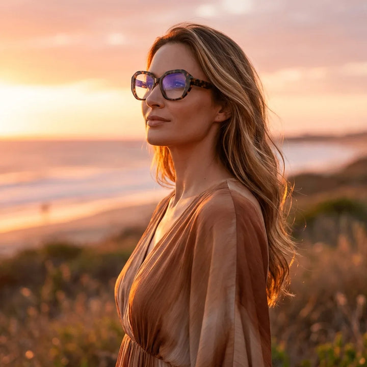 Lentes ópticos Gaia Carey mujer en luz dorada golden hour elegante Bonoboss #editorial_lifestyle2 #color_carey