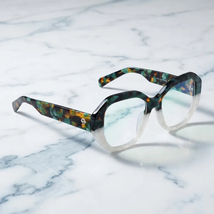 Lentes ópticos Gaia Green sobre mármol blanco elegante armazón premium Bonoboss #editorial_armazon #color_green