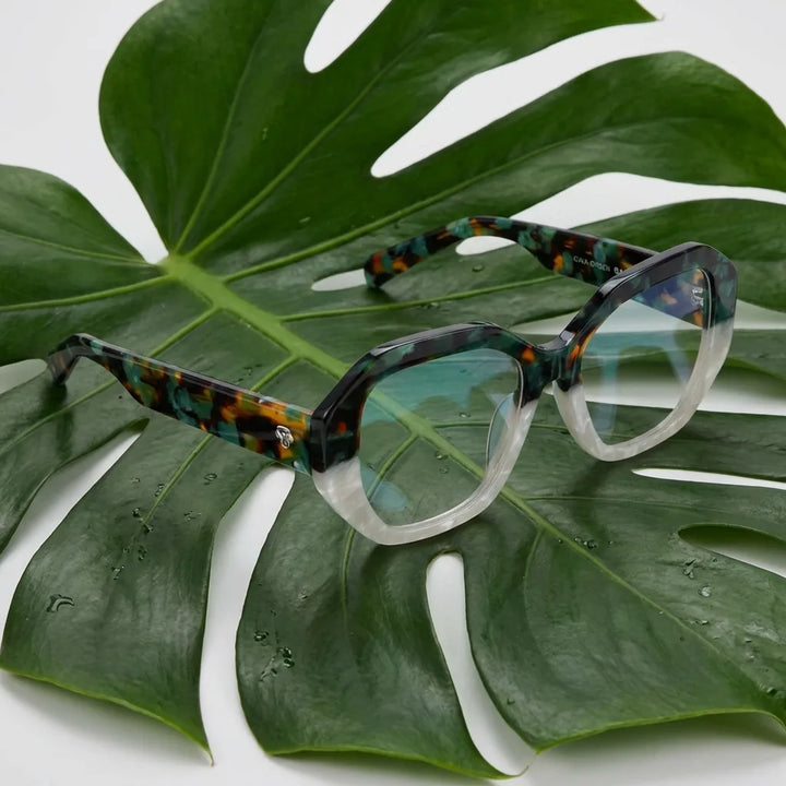 Lentes ópticos Gaia Green entre hojas botánicas naturales diseño sustentable Bonoboss #editorial_sustentabilidad #color_green
