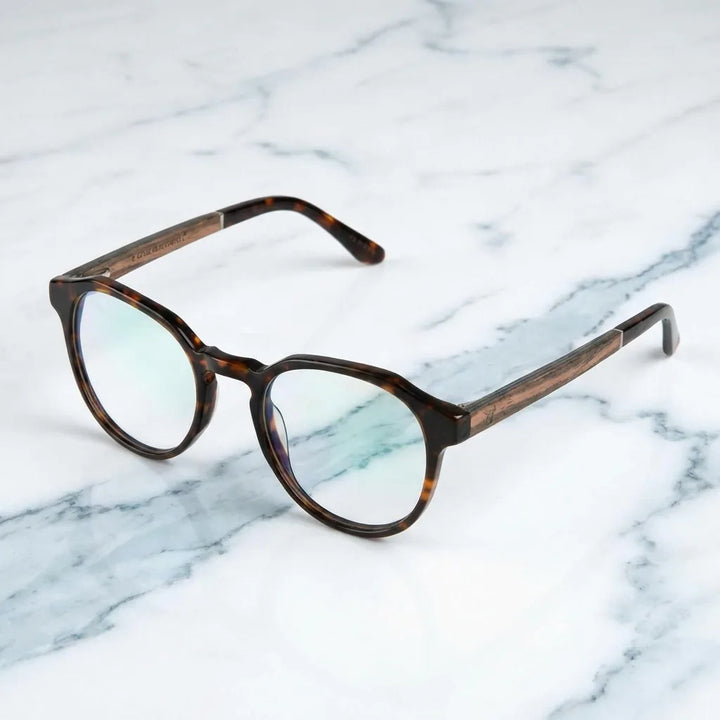 Lentes ópticos Galapagos Armazon Carey sobre mármol blanco elegante armazón premium Bonoboss #editorial_armazon #color_carey