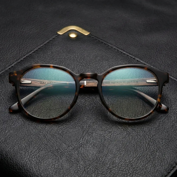 Lentes ópticos Galapagos Armazon Carey sobre cuero negro con detalle brass dorado calidad premium receta Bonoboss #editorial_banner_confianza #color_carey