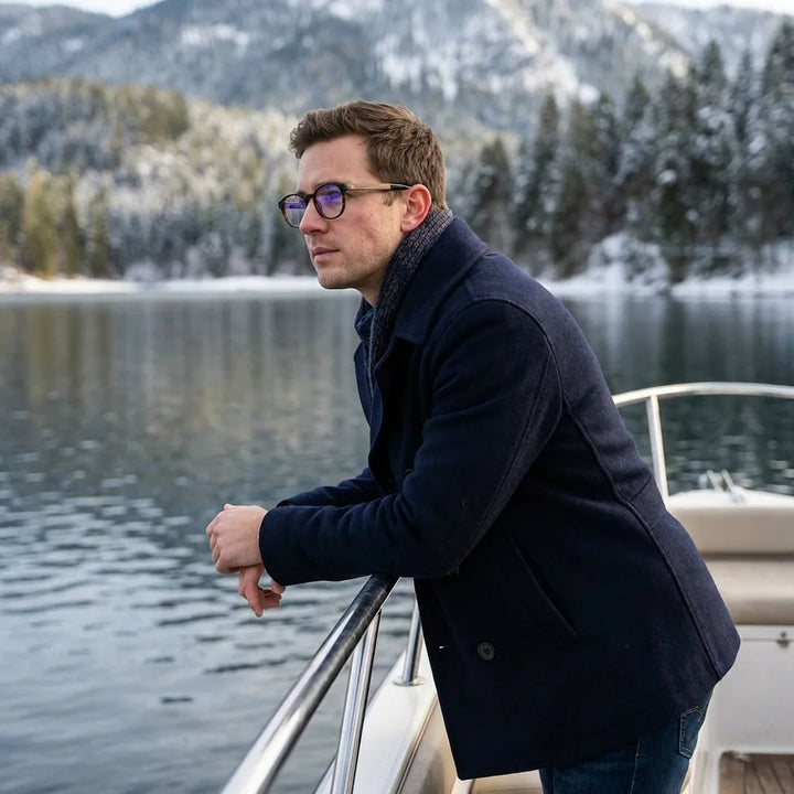 Lentes ópticos Galapagos Armazon Carey modelo en barco lago con bosque nevado Bonoboss #editorial_lifestyle2 #color_carey