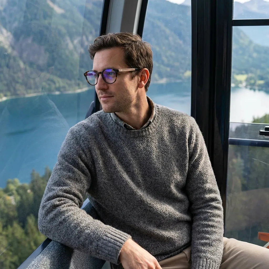 Lentes ópticos Galapagos Armazon Carey modelo en teleférico con vista a lago Bonoboss #editorial_lifestyle4 #color_carey