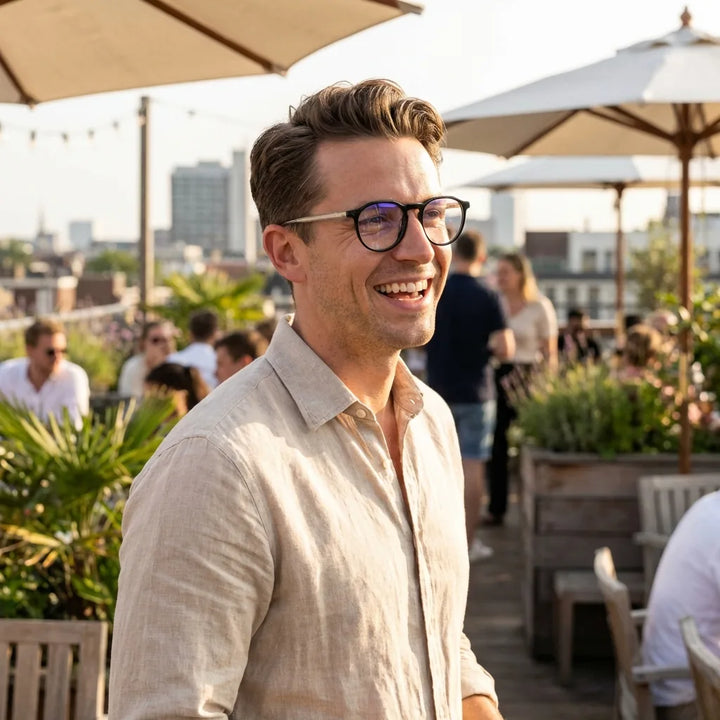 Lentes ópticos Galapagos Bicolor mujer en terraza con vista panorámica Bonoboss #editorial_lifestyle2 #color_bicolor