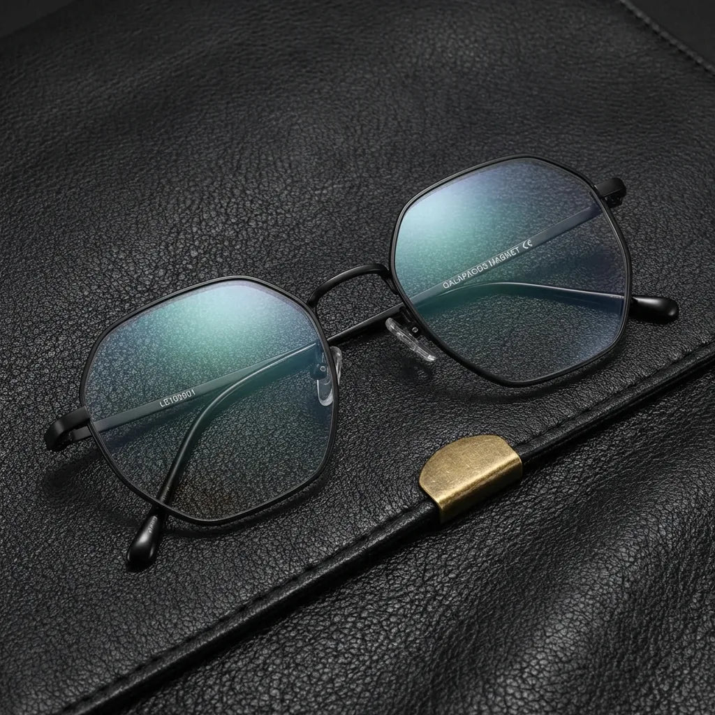 Lentes ópticos Galapagos Magnet Black sobre cuero negro con detalle brass dorado calidad premium receta Bonoboss #editorial_banner_confianza #color_black