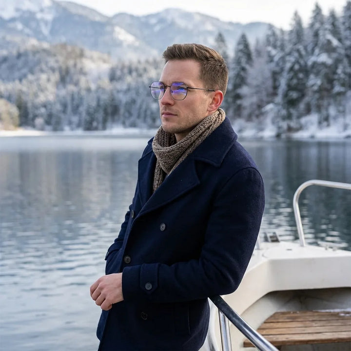 Lentes ópticos Galapagos Magnet Black modelo en barco lago con bosque nevado Bonoboss #editorial_lifestyle1 #color_black