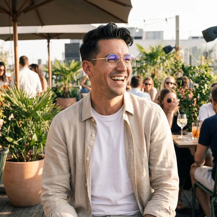 Lentes ópticos Galapagos Magnet Gold mujer en terraza con vista panorámica Bonoboss #editorial_lifestyle3 #color_gold