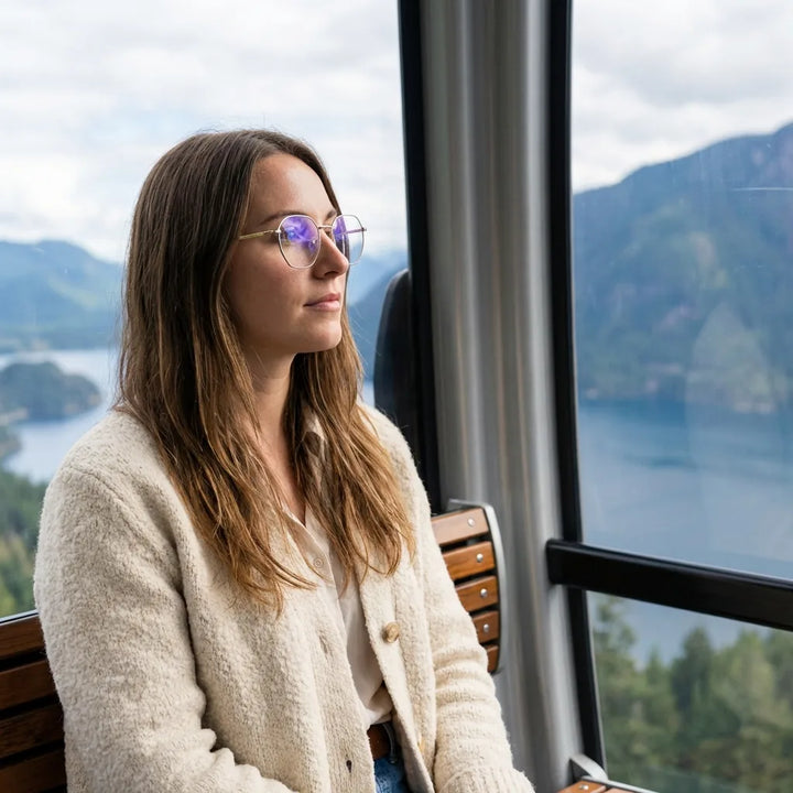 Lentes ópticos Galapagos Magnet Gold modelo en teleférico con vista a lago Bonoboss #editorial_lifestyle4 #color_gold