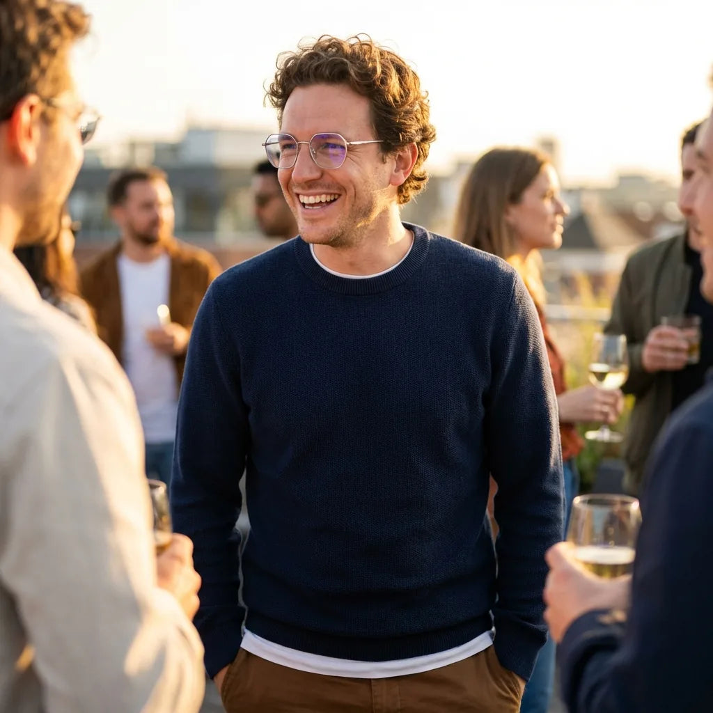 Lentes ópticos Galapagos Magnet Silver modelo en contexto social urbano profesional Bonoboss #editorial_lifestyle3 #color_silver