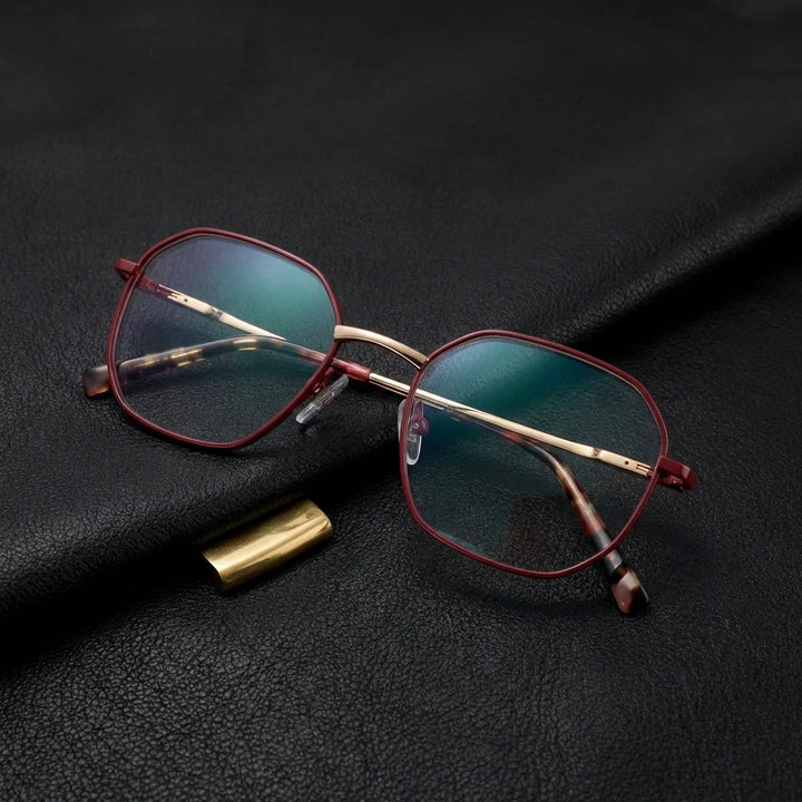 Lentes ópticos Galapagos Metal Rojo sobre cuero negro con detalle brass dorado calidad premium receta Bonoboss #editorial_banner_confianza #color_rojo