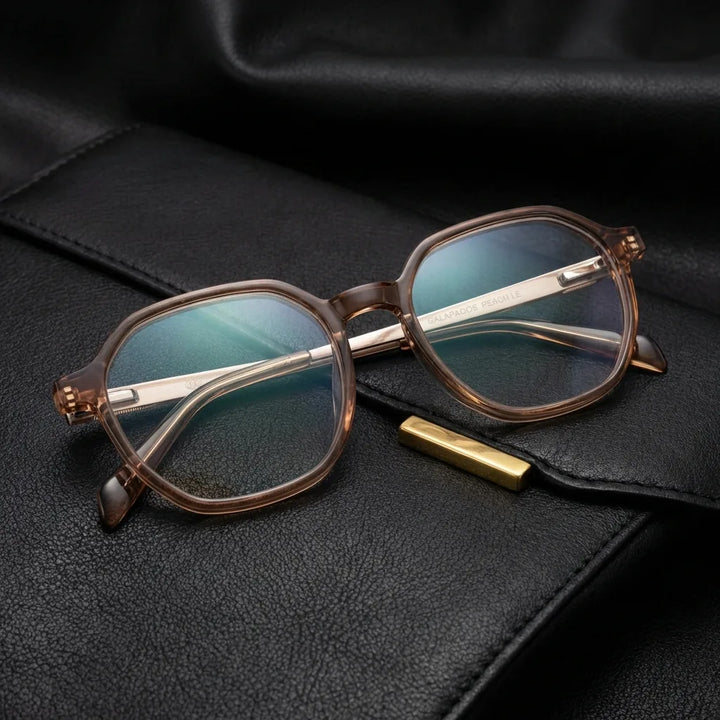 Lentes ópticos Galapagos Blonde Crystal sobre cuero negro con detalle brass dorado calidad premium receta Bonoboss #editorial_banner_confianza #color_blonde-crystal