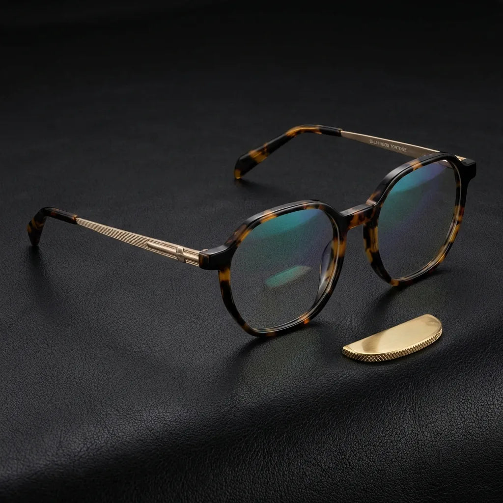 Lentes ópticos Galapagos Carey sobre cuero negro con detalle brass dorado calidad premium receta Bonoboss #editorial_banner_confianza #color_carey