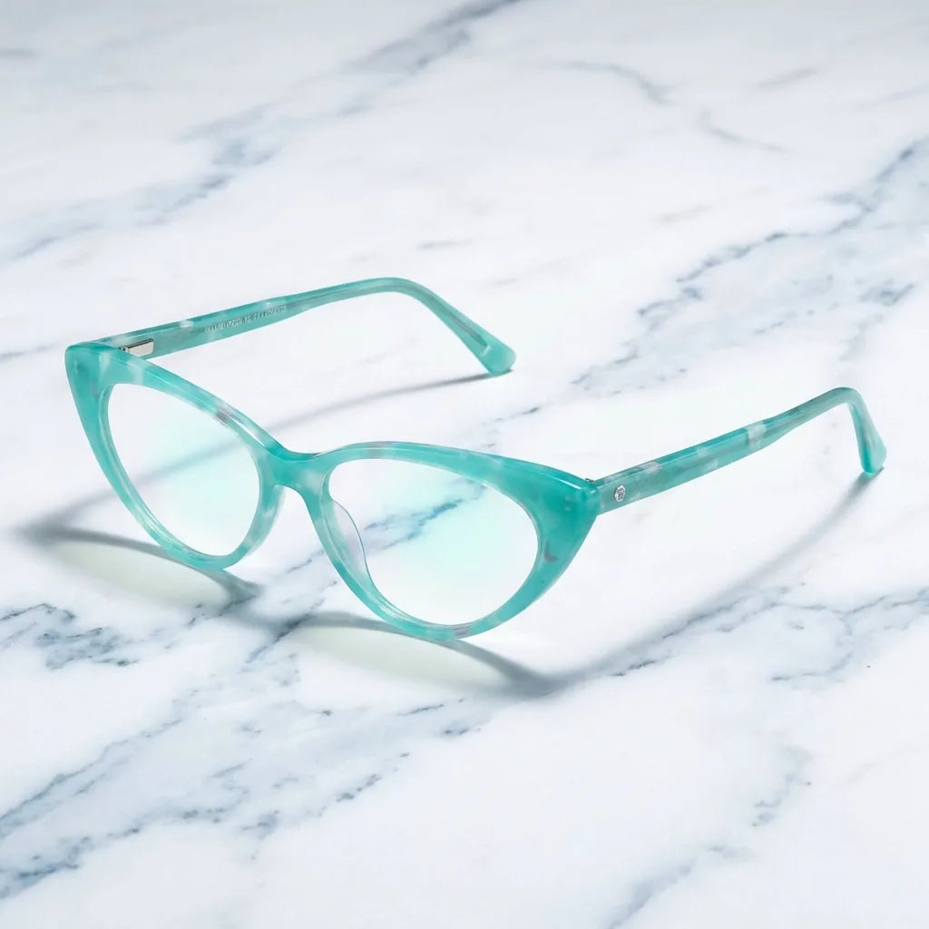 Lentes ópticos Hamburgo Calipso sobre mármol blanco elegante armazón premium Bonoboss #editorial_armazon #color_calipso