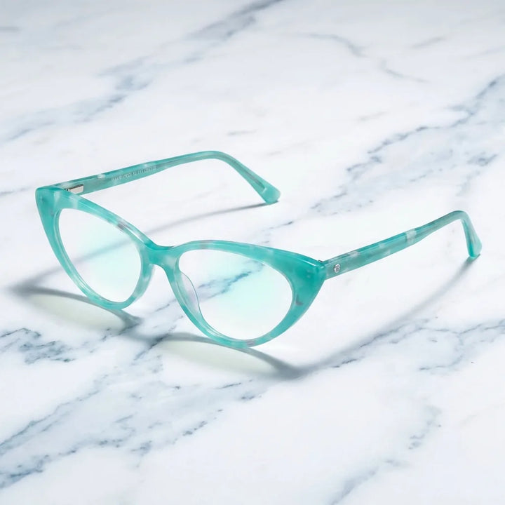 Lentes ópticos Hamburgo Calipso sobre mármol blanco elegante armazón premium Bonoboss #editorial_armazon #color_calipso