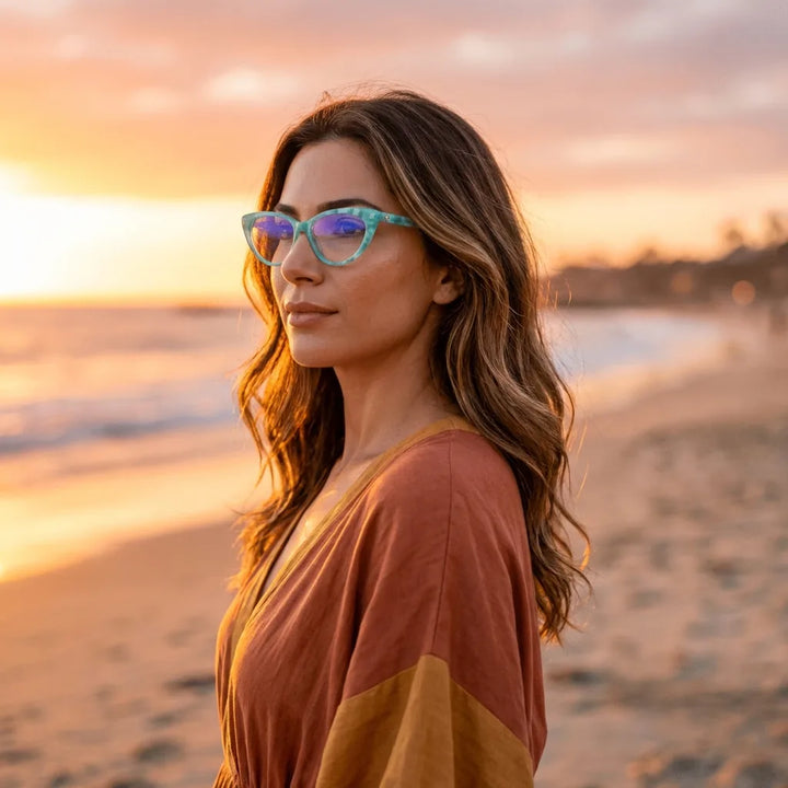 Lentes ópticos Hamburgo Calipso mujer en luz dorada golden hour elegante Bonoboss #editorial_lifestyle2 #color_calipso