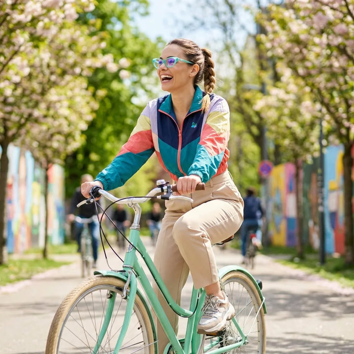 Lentes ópticos Hamburgo Calipso mujer ciclista urbana estilo café Bonoboss #editorial_lifestyle4 #color_calipso
