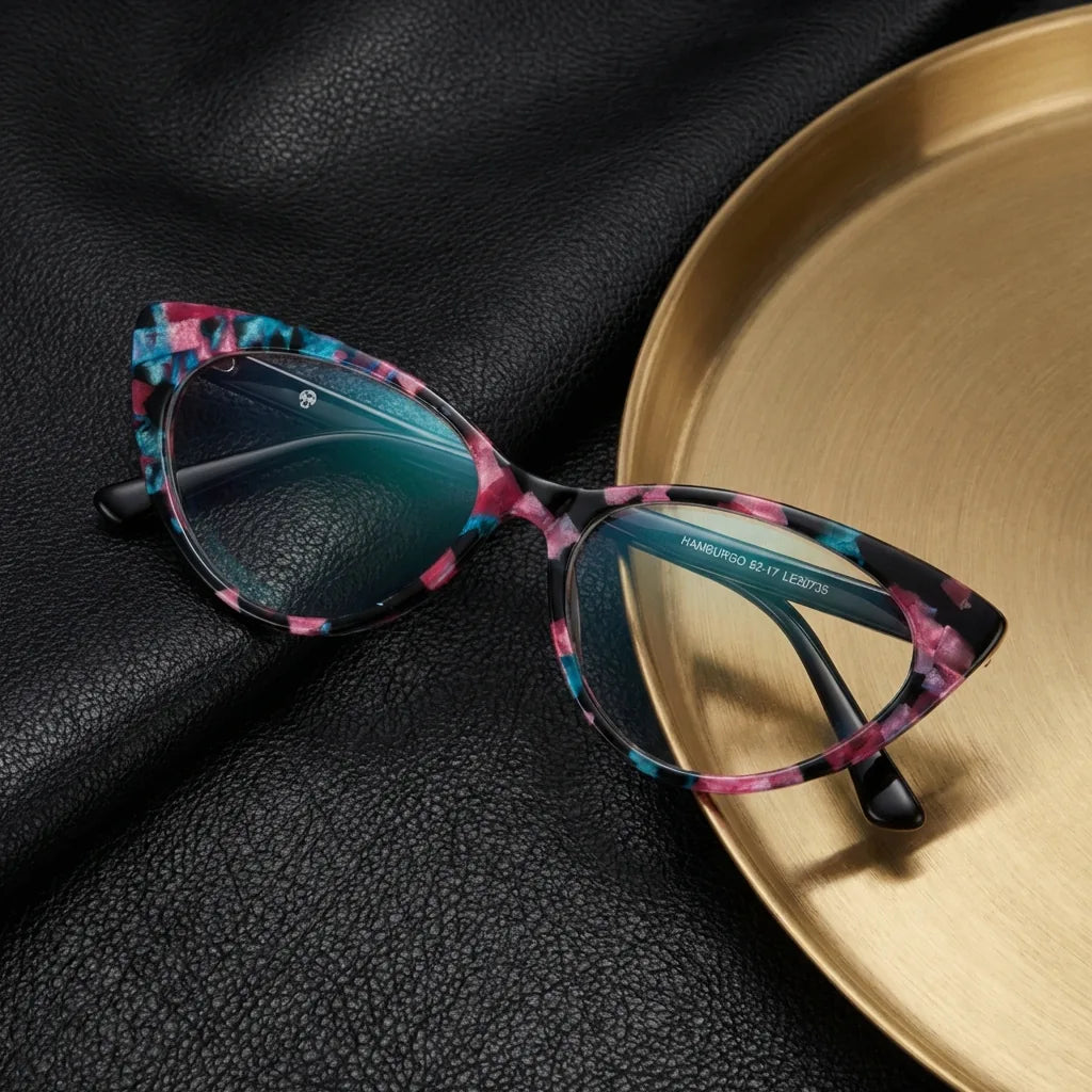 Lentes ópticos Hamburgo Mosaico sobre cuero negro con detalle brass dorado calidad premium receta Bonoboss #editorial_banner_confianza #color_mosaico