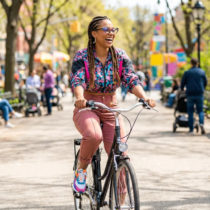 Lentes ópticos Hamburgo Mosaico mujer ciclista urbana estilo café Bonoboss #editorial_lifestyle4 #color_mosaico