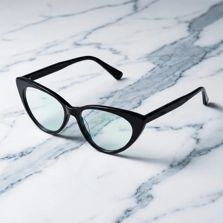 Lentes ópticos Hamburgo Negro sobre mármol blanco elegante armazón premium Bonoboss #editorial_armazon #color_negro