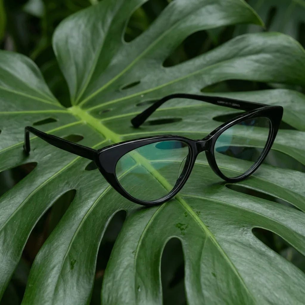 Lentes ópticos Hamburgo Negro entre hojas botánicas naturales diseño sustentable Bonoboss #editorial_sustentabilidad #color_negro