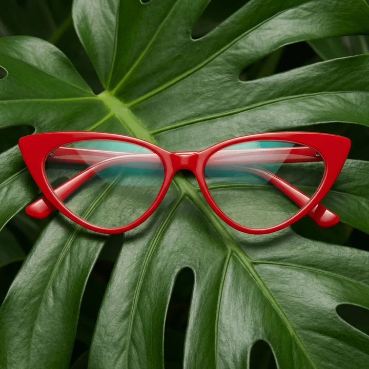 Lentes ópticos Hamburgo Rojo entre hojas botánicas naturales diseño sustentable Bonoboss #editorial_sustentabilidad #color_rojo