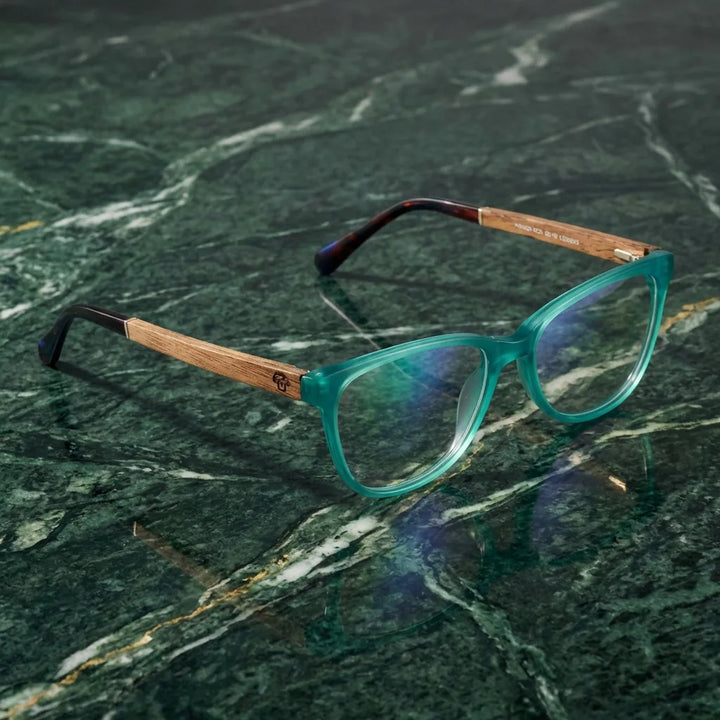 Lentes ópticos Hanga Roa Calipso sobre mármol verde natural diseño sustentable Bonoboss #editorial_sustentabilidad #color_calipso