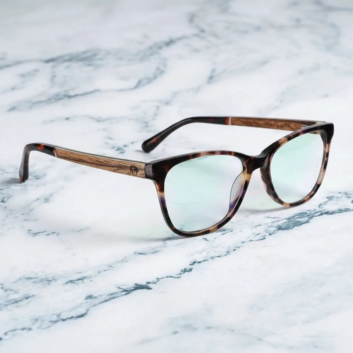 Lentes ópticos Hanga Roa Carey sobre mármol blanco elegante armazón premium Bonoboss #editorial_armazon #color_carey