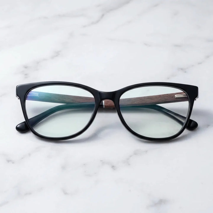 Lentes ópticos Hanga Roa Negro sobre mármol blanco elegante armazón premium Bonoboss #editorial_armazon #color_negro