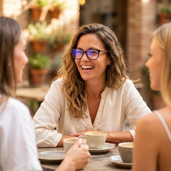 Lentes ópticos Hanga Roa Negro mujer en café con amigas ambiente social Bonoboss #editorial_lifestyle1 #color_negro