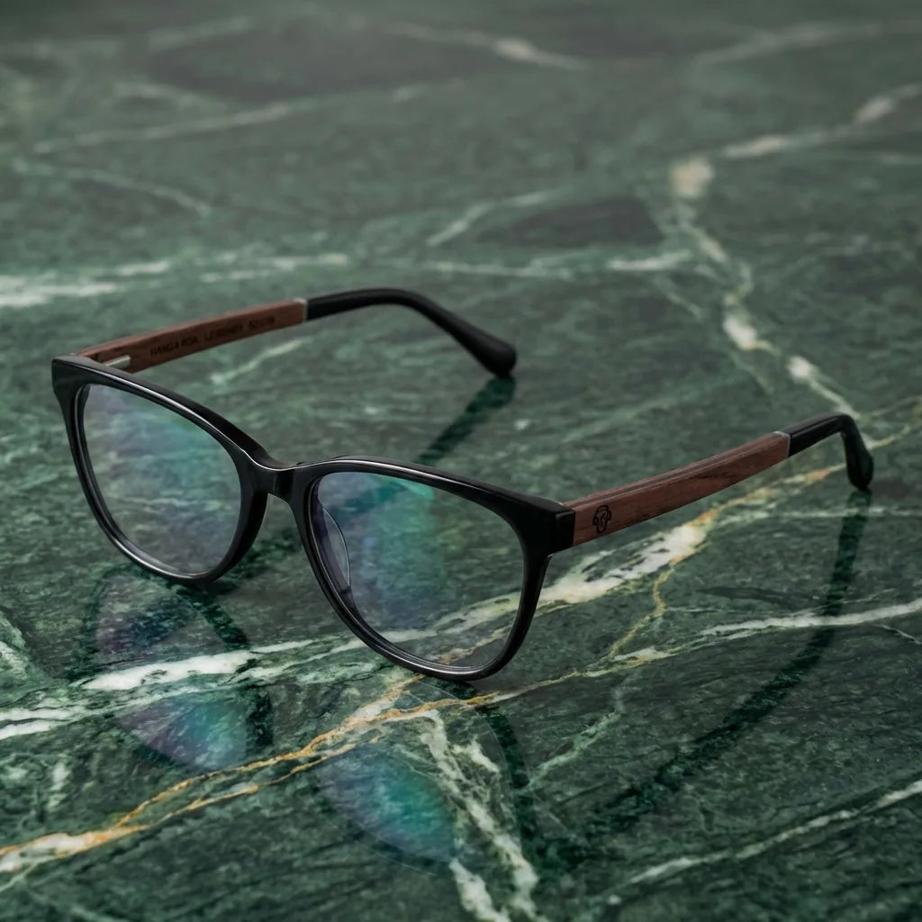 Lentes ópticos Hanga Roa Negro sobre mármol verde natural diseño sustentable Bonoboss #editorial_sustentabilidad #color_negro