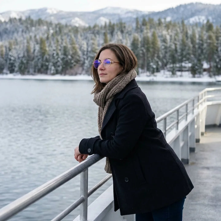 Lentes ópticos Harry Dorado modelo en barco lago con bosque nevado Bonoboss #editorial_lifestyle2 #color_dorado