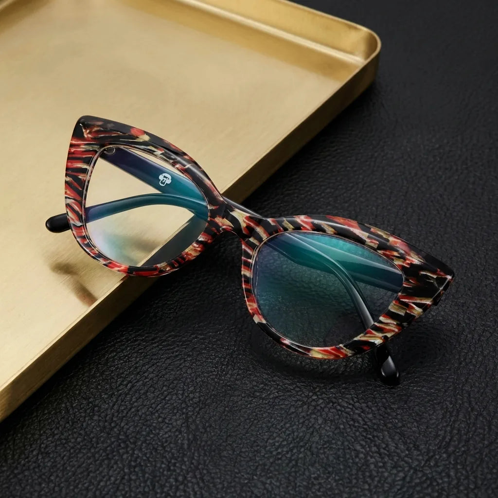 Lentes ópticos Helsinki Mosai sobre cuero negro con detalle brass dorado calidad premium receta Bonoboss #editorial_banner_confianza #color_mosai