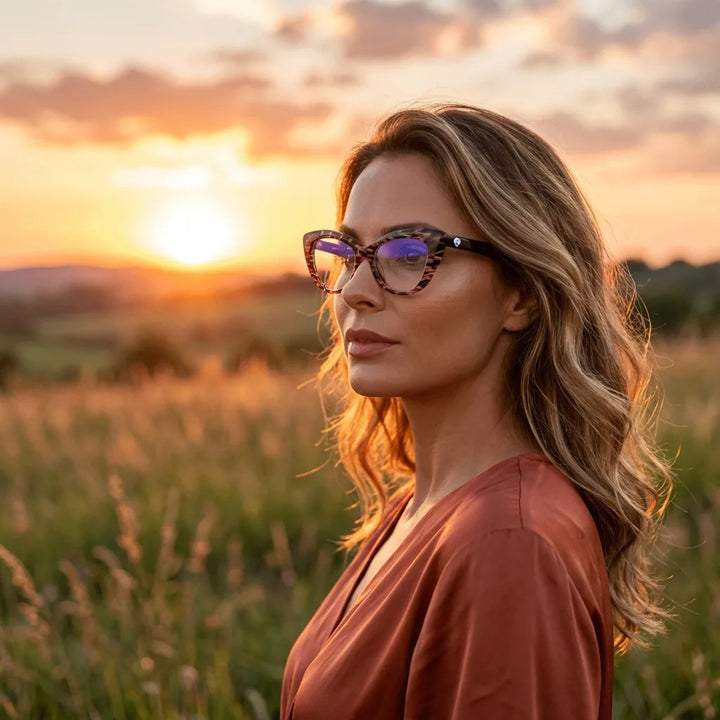 Lentes ópticos Helsinki Mosai mujer en luz dorada golden hour elegante Bonoboss #editorial_lifestyle2 #color_mosai