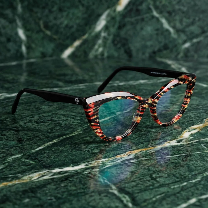 Lentes ópticos Helsinki Mosai sobre mármol verde natural diseño sustentable Bonoboss #editorial_sustentabilidad #color_mosai