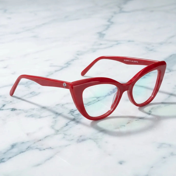 Lentes ópticos Helsinki Rojo sobre mármol blanco elegante armazón premium Bonoboss #editorial_armazon #color_rojo