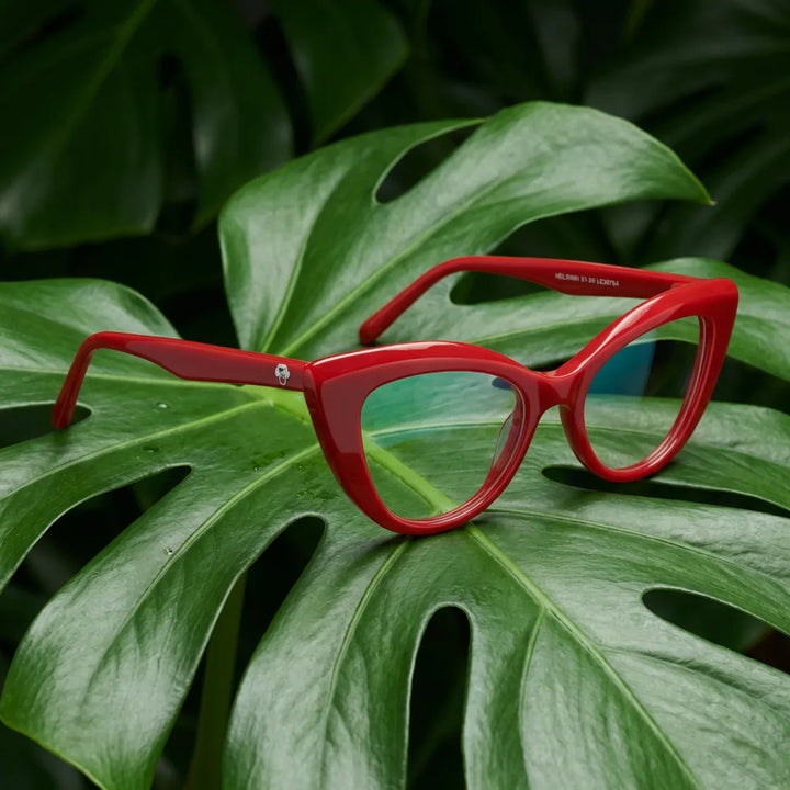 Lentes ópticos Helsinki Rojo entre hojas botánicas naturales diseño sustentable Bonoboss #editorial_sustentabilidad #color_rojo