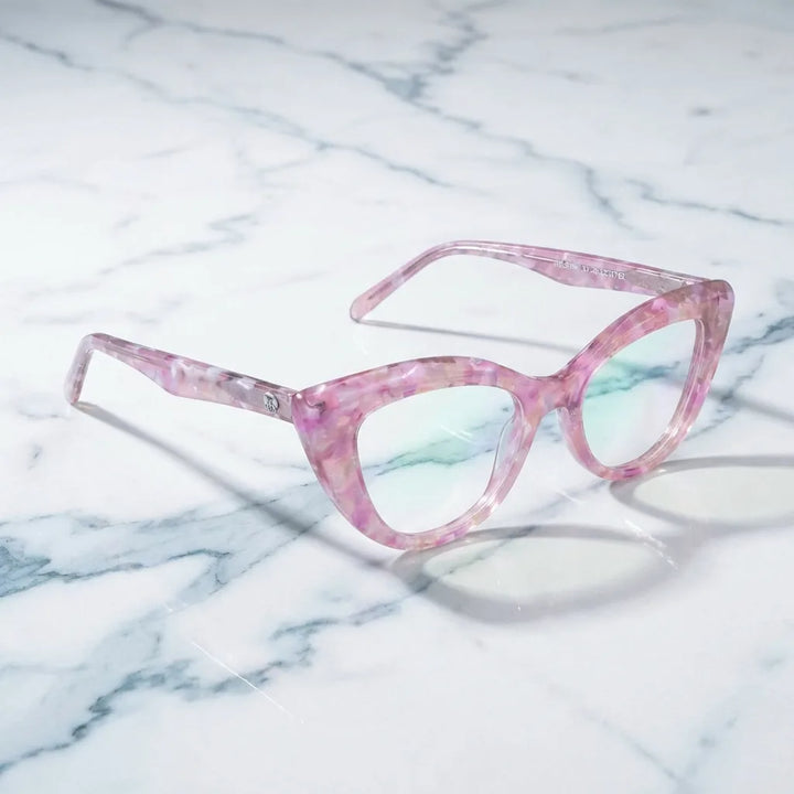 Lentes ópticos Helsinki Rosado sobre mármol blanco elegante armazón premium Bonoboss #editorial_armazon #color_rosado