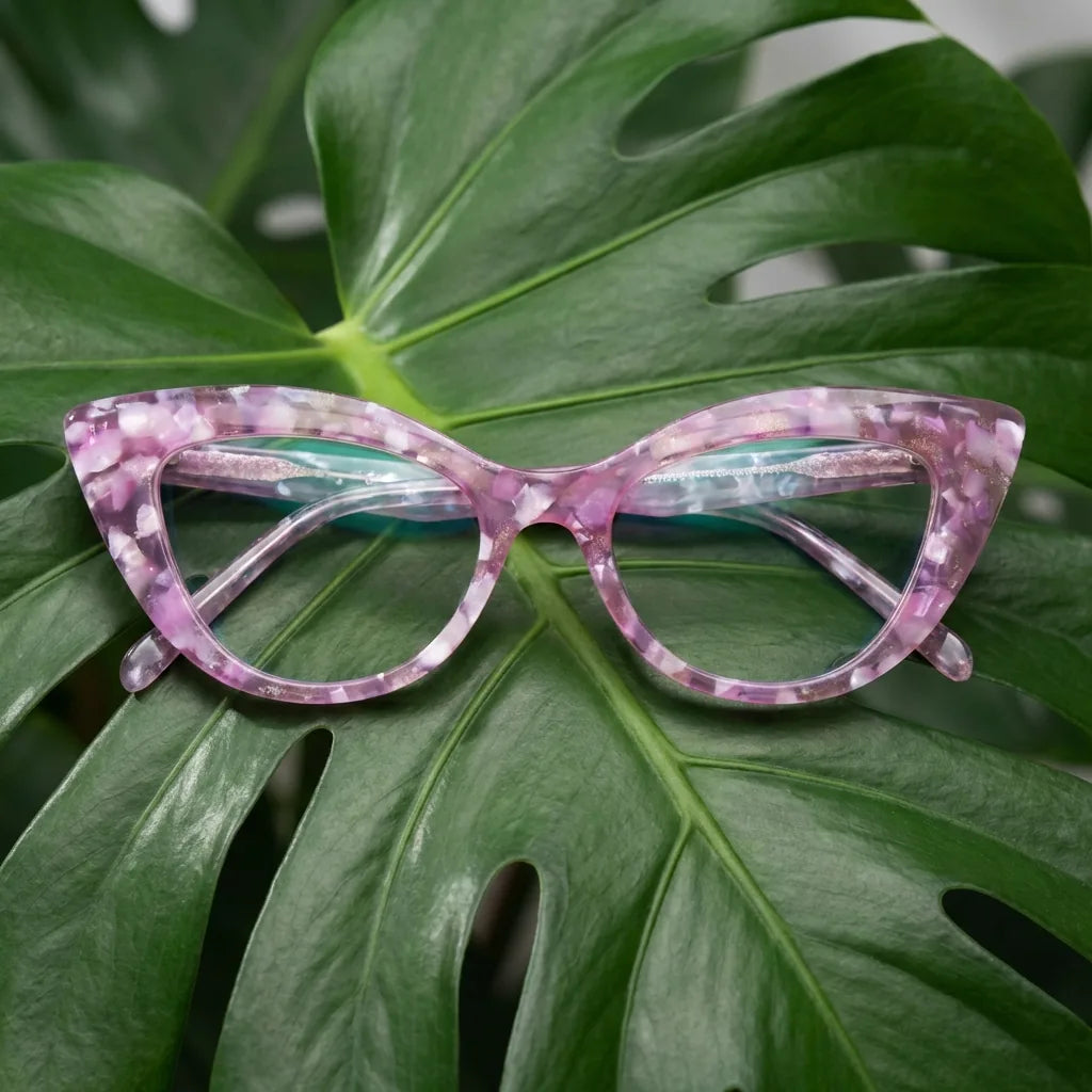 Lentes ópticos Helsinki Rosado entre hojas botánicas naturales diseño sustentable Bonoboss #editorial_sustentabilidad #color_rosado